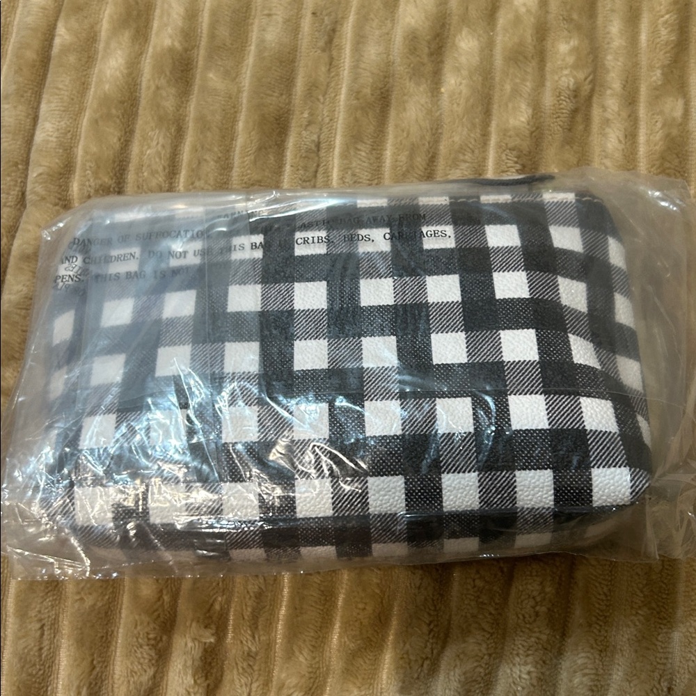 Dooney&Bourke Checkered Black and White Pouch - Picture 3 of 4